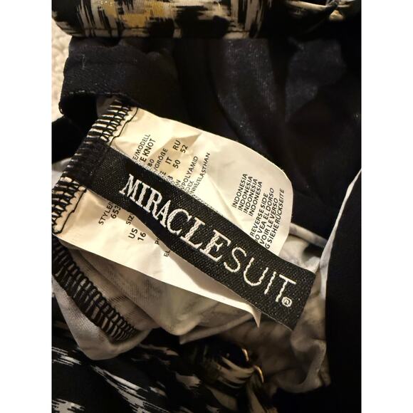 Miraclesuit Labyrinth Knot Tankini Top Black White Ikat Print Women Size 16 Swim - Picture 8 of 8